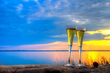 İki kadeh şampanya beyaz şarap duran bir oturum