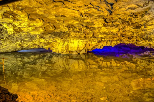 Kungur eishöhle unterirdischer see russland — Stockfoto