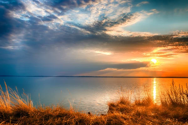 Puesta de sol en el lago del embalse de Gorky — Foto de Stock