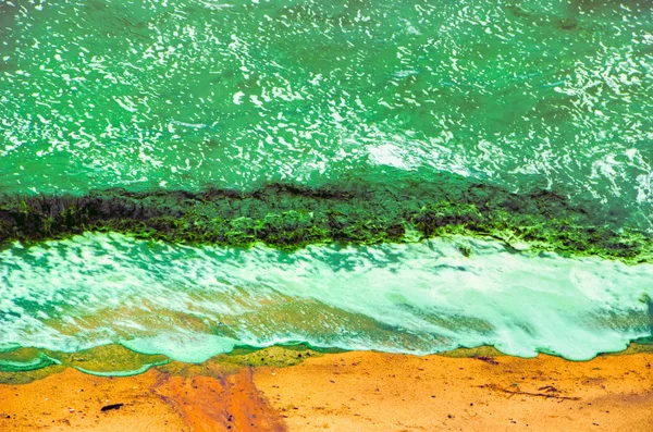 Surf verde su onde di alghe marine di sabbia — Foto Stock