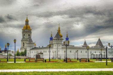 Tobolsk Kremlin Gostiny Dvor gökyüzü Rusya Sibirya tehditkar görüntülemek 