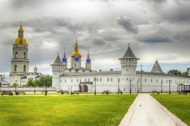 Tobolsk Kremlin Gostiny Dvor gökyüzü Rusya Sibirya tehditkar görüntülemek 
