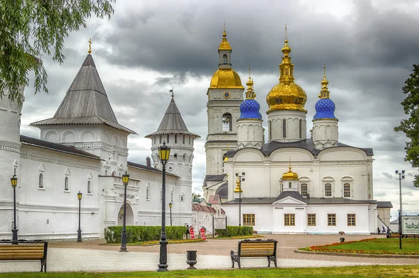 Oturma yarda Tobolsk Kremlin ve Sophia-varsayım Katedrali pan