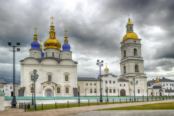 Zitplaatsen werf Tobolsk Kremlin en Sophia-veronderstelling kathedraal pan — Stockfoto