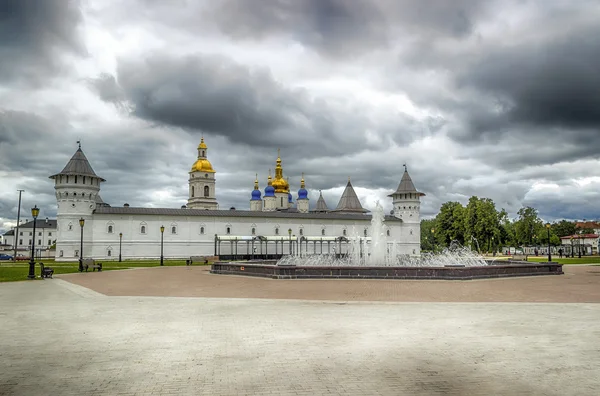 Tobolsk Cremlino vista Gostiny Dvor minaccioso cielo Russia Siberia — Foto Stock