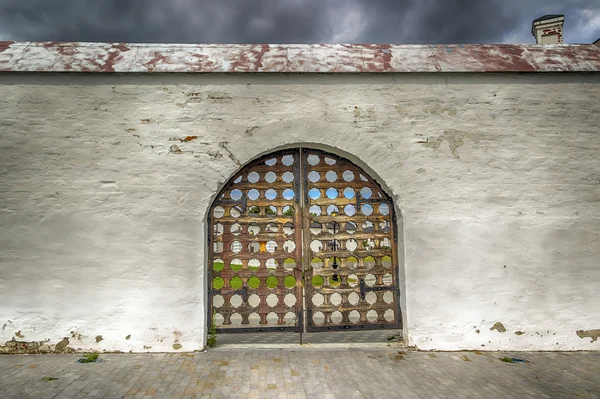 Tobolsk Kremlin puertas panorama amenazante cielo — Foto de Stock