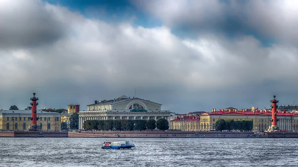 Nézd központ St. Petersburg Neva folyótól köpni Vasilievsky island — Stock Fotó