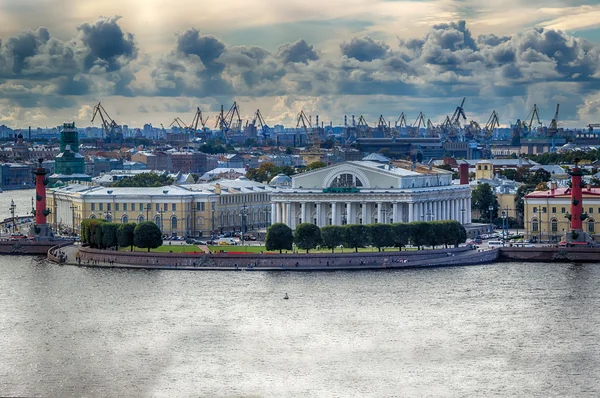 Nézd központ St. Petersburg Neva folyótól köpni Vasilievsky island — Stock Fotó