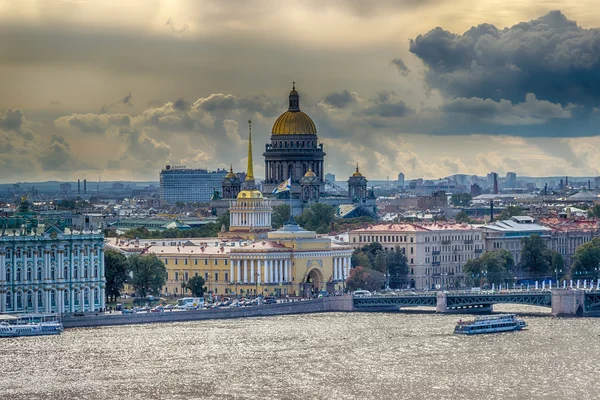 Řeka Něva pohled shora katedrála svatého Izáka budovy hlavní adminis — Stock fotografie