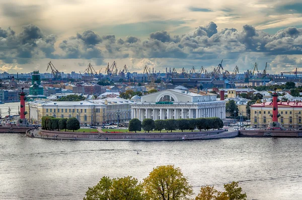 Centro de vista río Neva de San Petersburgo escupe Isla Vasilievsky Fotos de stock