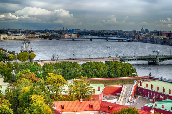 Vista superior del río Neva en San Petersburgo Trinity Foundry puente pa Imagen de stock