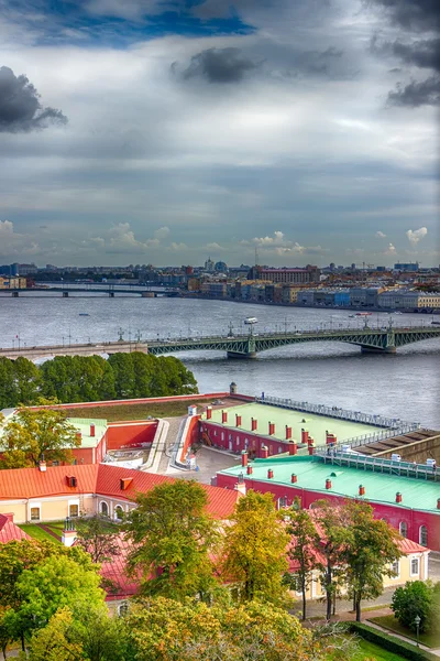 Pohled shora řeka Něva v Petrohradu Trinity Slévárna most pa Stock Fotografie