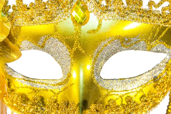 Máscara mascarada colgantes de oro aislados —  Fotos de Stock