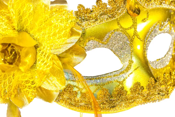 İzole maskeli balo maskesi altın Kolyeler — Stok fotoğraf