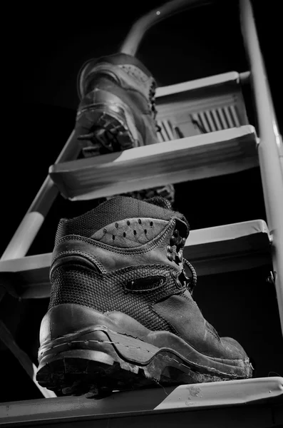 L'immagine astratta di un uomo che sale sulla scala . — Foto Stock