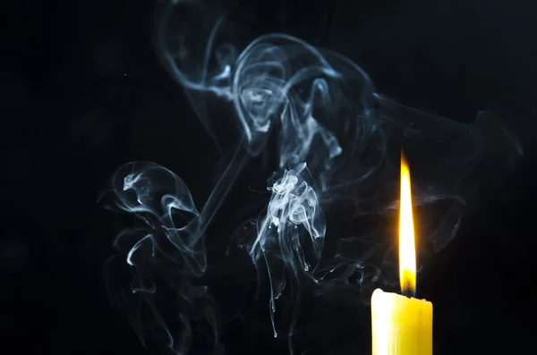 蜡烛、 火焰、 烟雾. — 图库照片
