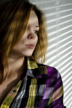 Pencerenin yanındaki kız.