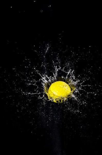 Míč a splash. — Stock fotografie