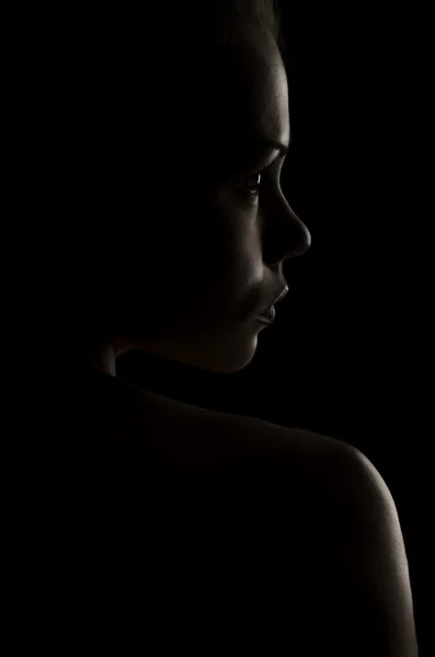 Dunkles Porträt eines Mädchens Licht. — Stockfoto