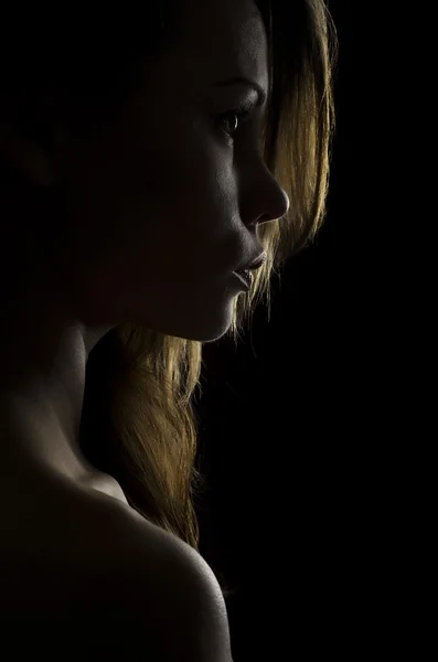 Retrato oscuro de una chica de luz . —  Fotos de Stock