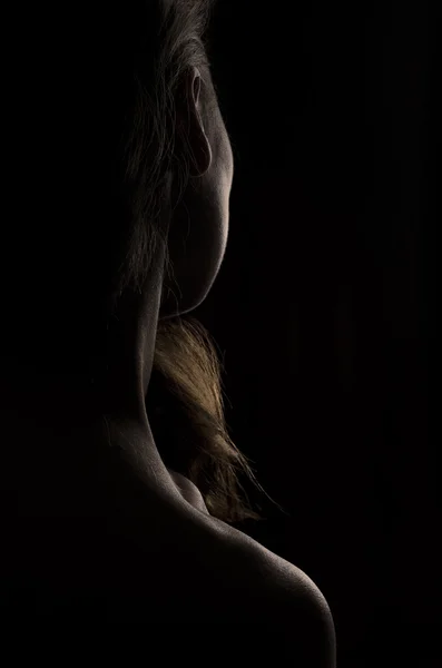 Dunkles Porträt eines Mädchens Licht. — Stockfoto