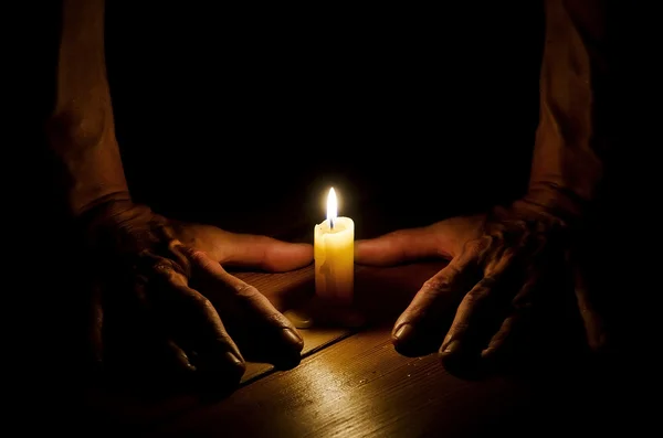 Vela, mãos, chama, madeira . — Fotografia de Stock