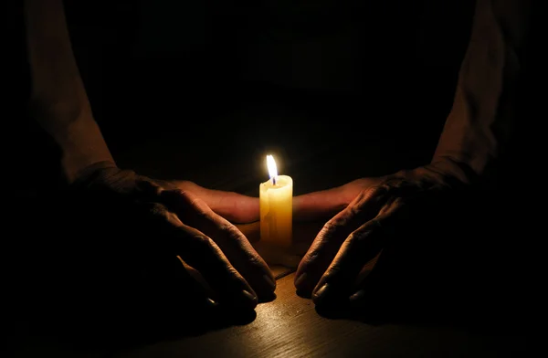 Vela, mãos, chama, madeira . — Fotografia de Stock