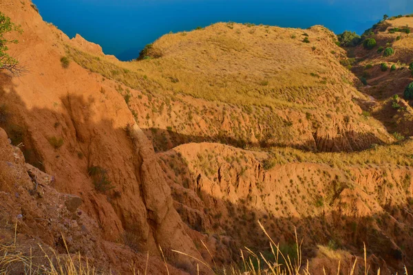 西班牙托莱多勃鲁洪的美丽风景 背景为红岩和平静的湖水 植被茂密 — 图库照片