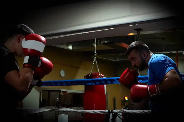 Dois Boxers Treinando Ringue Ginástica — Fotografia de Stock