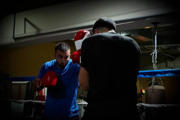 Deux Boxeurs Entraînent Sur Ring Gym — Photo