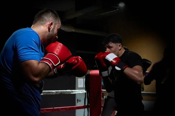 Dos Boxeadores Entrenando Anillo Gimnasio — Foto de Stock