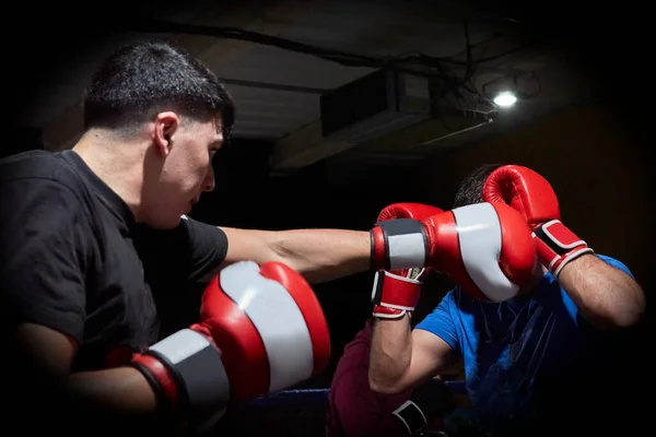 Dos Boxeadores Entrenando Anillo Gimnasio — Foto de Stock