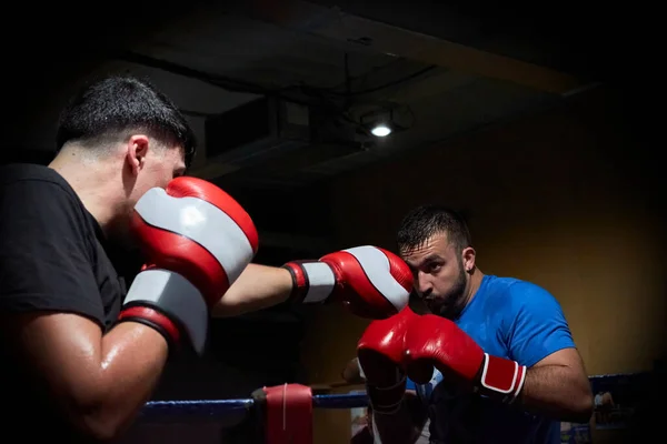 Dos Boxeadores Entrenando Anillo Gimnasio — Foto de Stock