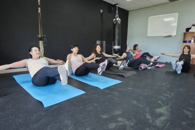 Spor salonunda fonksiyonel fitness egzersizi. Eğitim sırasında bir grup genç insan. Sağlık kulübündeki formda atletik kadınlar. Sağlıklı yaşam tarzı kavramı