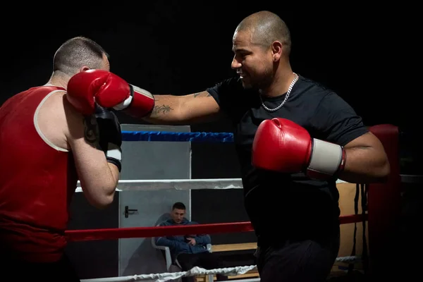 Determinados Boxers Masculinos Treinando Health Club Ringue — Fotografia de Stock