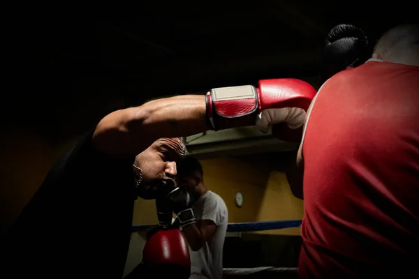 Bepaalde Mannelijke Boksers Oefenen Sportschool Ring — Stockfoto