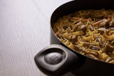 Biftek, havuç, yeşil fasulye, patates, mantar ve soğanlı lezzetli güveç.