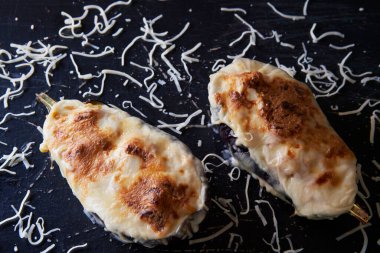 Pastırma, ton balığı, jambon ve peynirli sosis ile doldurulmuş lezzetli patatesler.