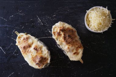 Pastırma, ton balığı, jambon ve peynirli sosis ile doldurulmuş lezzetli patatesler.