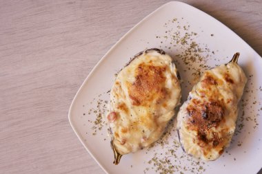 Pastırma, ton balığı, jambon ve peynirli sosis ile doldurulmuş lezzetli patatesler.