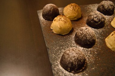 Ahududu ve hindistan ceviziyle dolu siyah ve beyaz çikolata şekerleri.