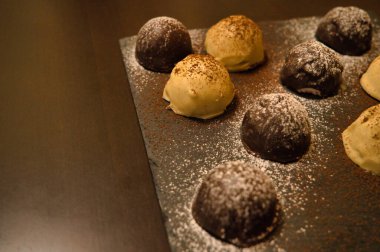 Ahududu ve hindistan ceviziyle dolu siyah ve beyaz çikolata şekerleri.