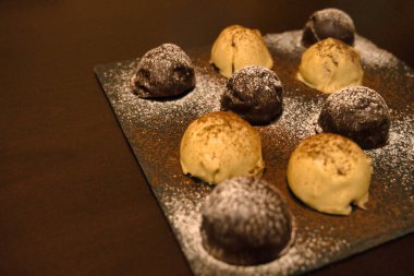 Ahududu ve hindistan ceviziyle dolu siyah ve beyaz çikolata şekerleri.