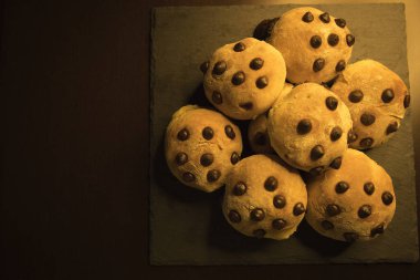 Kare tabakta siyah çikolata parçacıklarıyla nefis yemek ruloları.