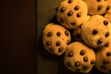 Kare tabakta siyah çikolata parçacıklarıyla nefis yemek ruloları.