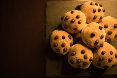 Kare tabakta siyah çikolata parçacıklarıyla nefis yemek ruloları.