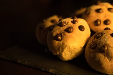 Kare tabakta siyah çikolata parçacıklarıyla nefis yemek ruloları.