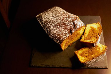 Lezzetli sünger keki ve cam şeker tabakta.