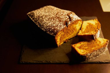 Lezzetli sünger keki ve cam şeker tabakta.