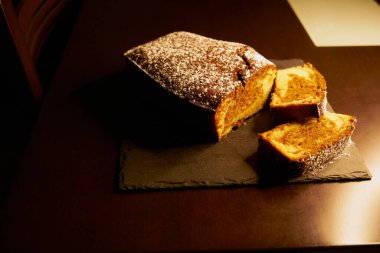 Lezzetli sünger keki ve cam şeker tabakta.